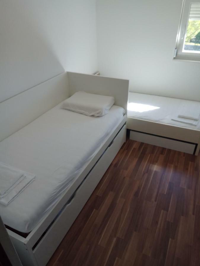 Appartamento Apartman Medit Vir Esterno foto
