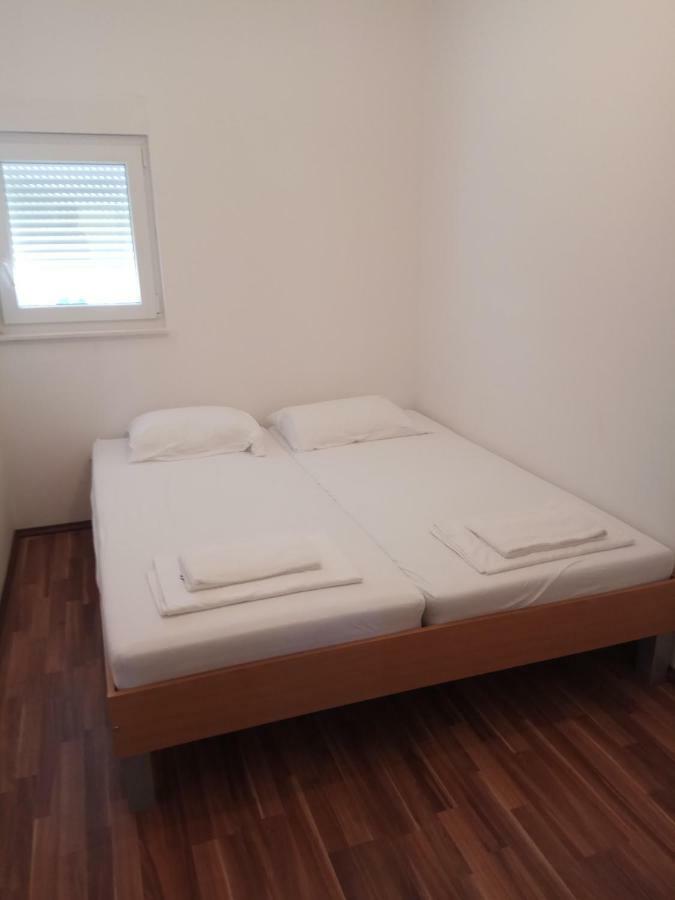 Appartamento Apartman Medit Vir Esterno foto